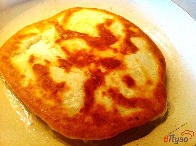 Фото приготовление рецепта: Лепешка с сыром и луком шаг №11