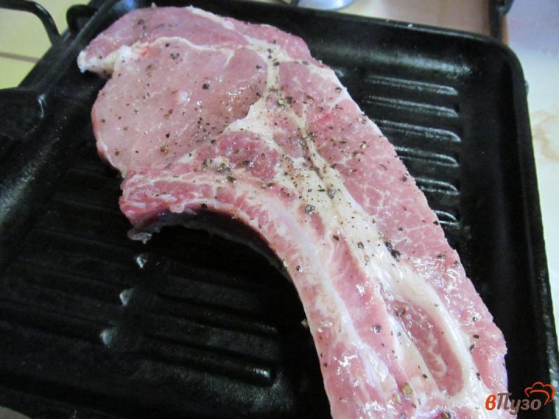 Фото приготовление рецепта: Свиной стейк под сливочным маслом с хреном шаг №2
