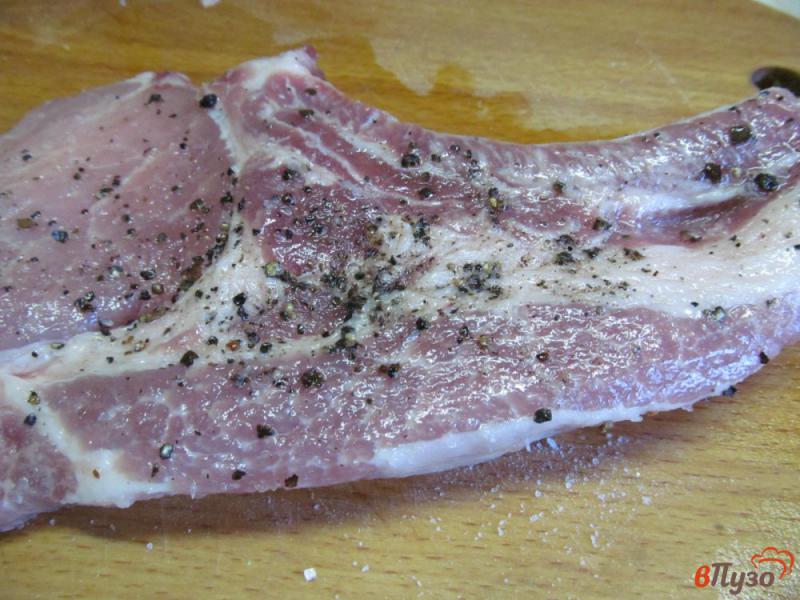 Фото приготовление рецепта: Свиной стейк под сливочным маслом с хреном шаг №1