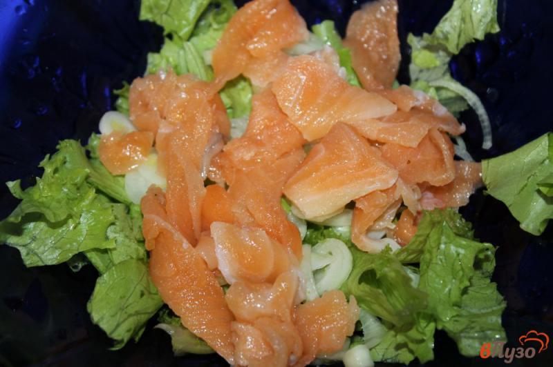 Фото приготовление рецепта: Салат с соленой красной рыбой, маринованным луком и помидорами шаг №3