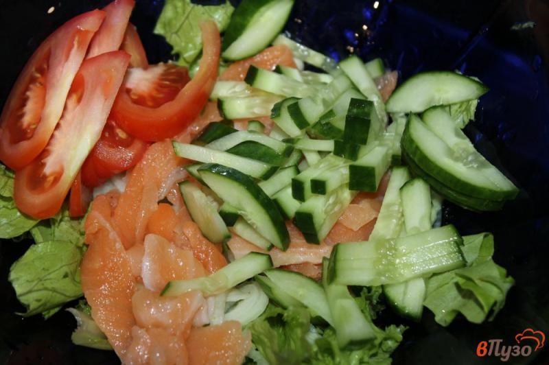 Фото приготовление рецепта: Салат с соленой красной рыбой, маринованным луком и помидорами шаг №4