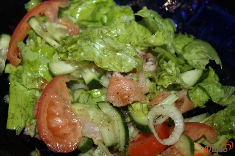 Фото приготовление рецепта: Салат с соленой красной рыбой, маринованным луком и помидорами шаг №5