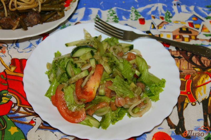 Фото приготовление рецепта: Салат с соленой красной рыбой, маринованным луком и помидорами шаг №6