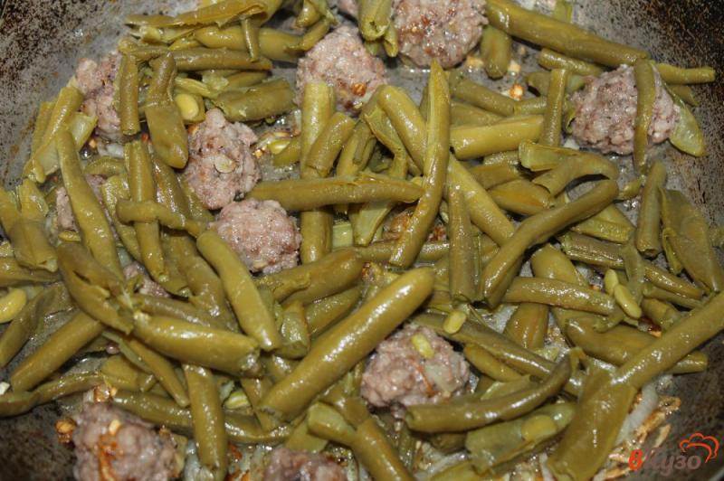 Фото приготовление рецепта: Спагетти с фрикадельками и спаржевой фасолью в соевом соусе шаг №4