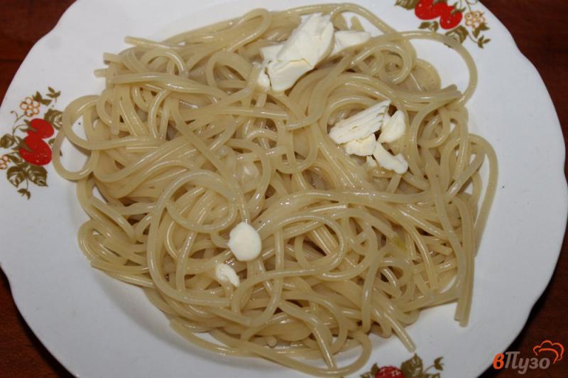 Фото приготовление рецепта: Спагетти с фрикадельками и спаржевой фасолью в соевом соусе шаг №6