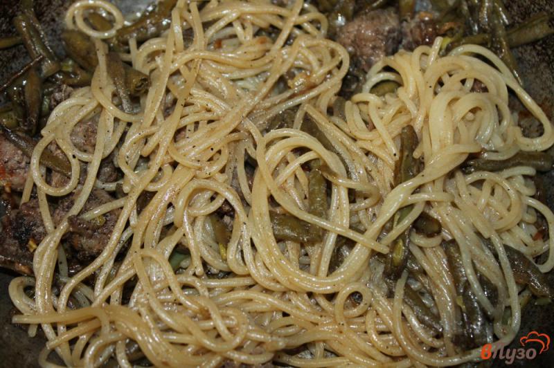 Фото приготовление рецепта: Спагетти с фрикадельками и спаржевой фасолью в соевом соусе шаг №7