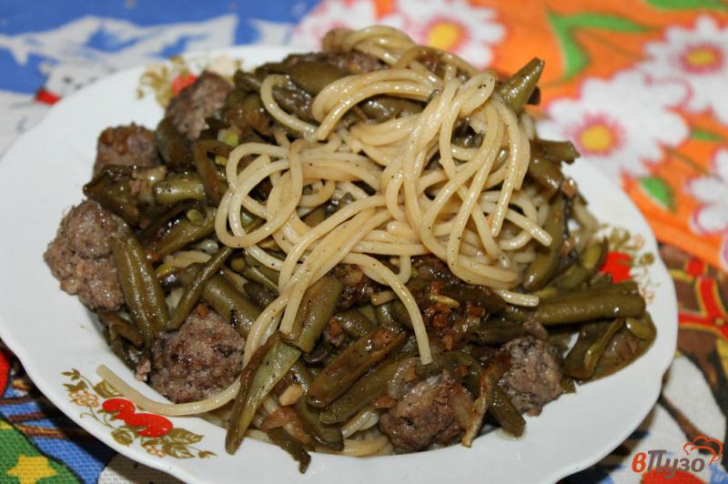 Фото приготовление рецепта: Спагетти с фрикадельками и спаржевой фасолью в соевом соусе шаг №8