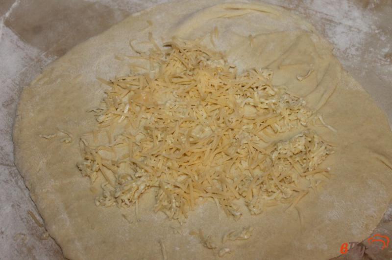 Фото приготовление рецепта: Тонкие хачапури на сковороде с твердым сыром шаг №5