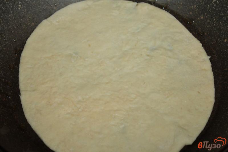 Фото приготовление рецепта: Тонкие хачапури на сковороде с твердым сыром шаг №7