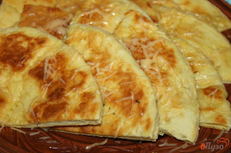 Фото приготовление рецепта: Тонкие хачапури на сковороде с твердым сыром шаг №9