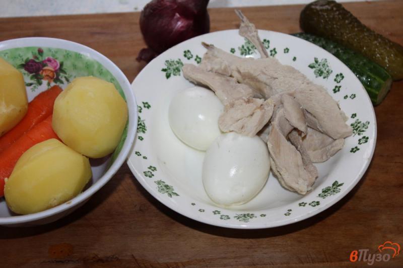 Фото приготовление рецепта: Салат Оливье с куриной грудкой, луком и зеленым горошком шаг №1