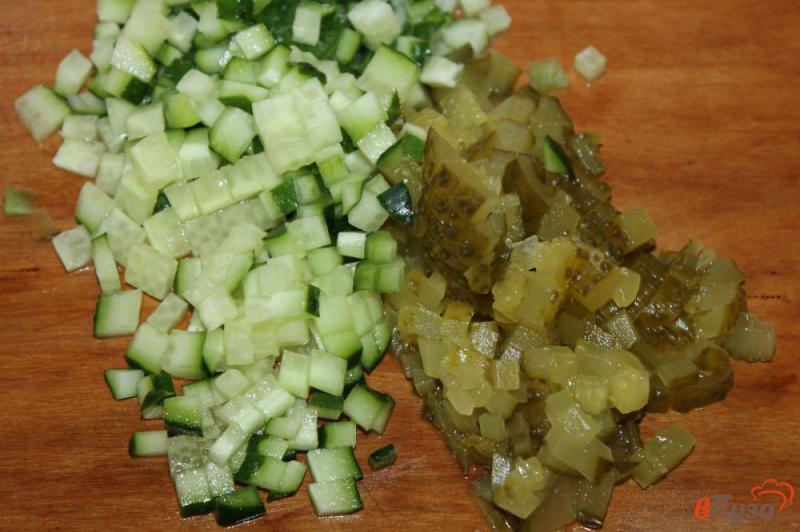 Фото приготовление рецепта: Салат Оливье с куриной грудкой, луком и зеленым горошком шаг №2