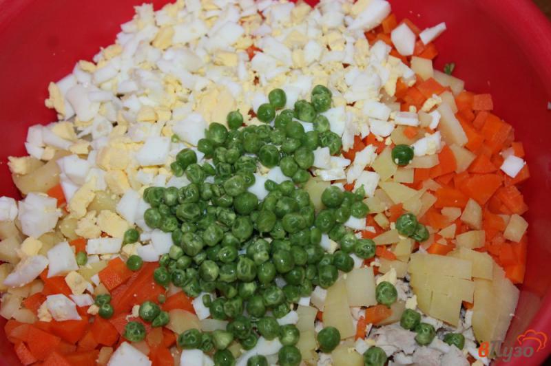 Фото приготовление рецепта: Салат Оливье с куриной грудкой, луком и зеленым горошком шаг №7