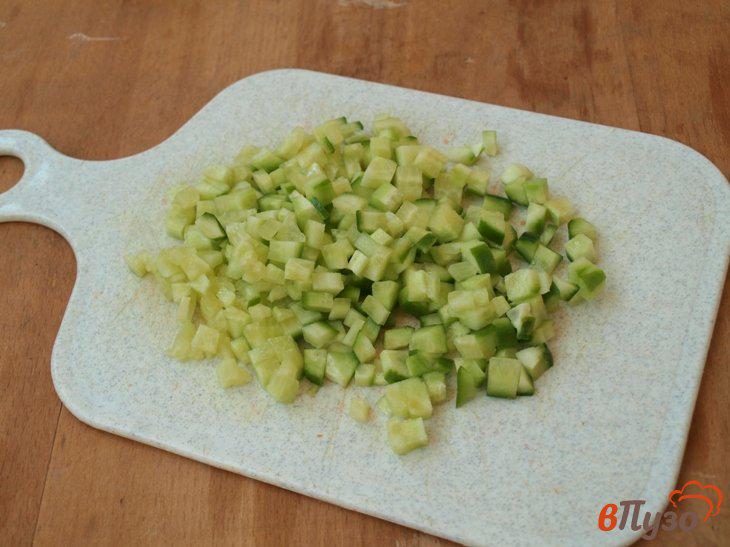 Фото приготовление рецепта: Слоёный салат с сёмгой шаг №4
