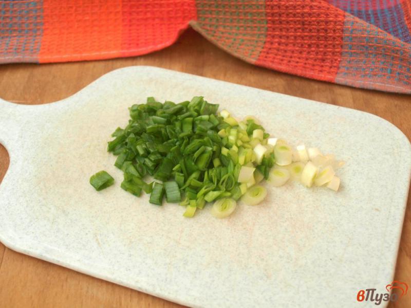 Фото приготовление рецепта: Слоёный салат с сёмгой шаг №6
