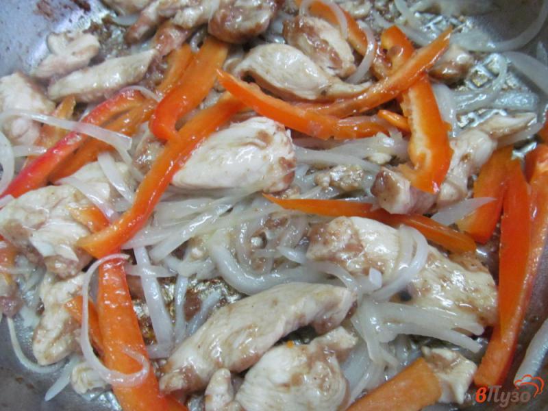 Фото приготовление рецепта: Китайская лапша с курицей шаг №4