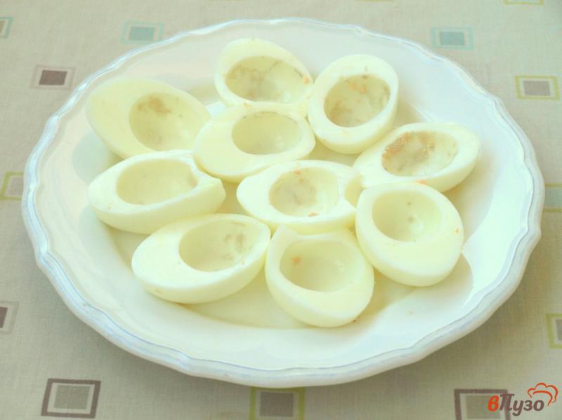 Фото приготовление рецепта: Яйца, фаршированные печенью трески шаг №1