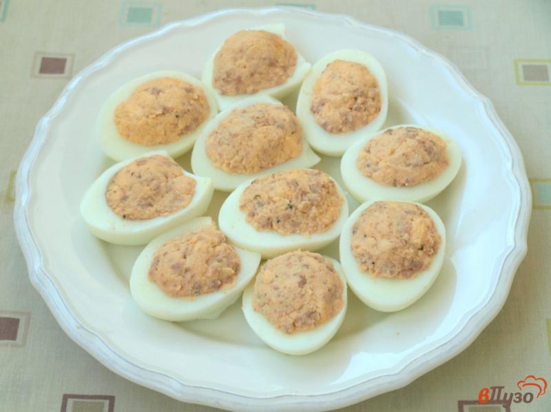 Фото приготовление рецепта: Яйца, фаршированные печенью трески шаг №3