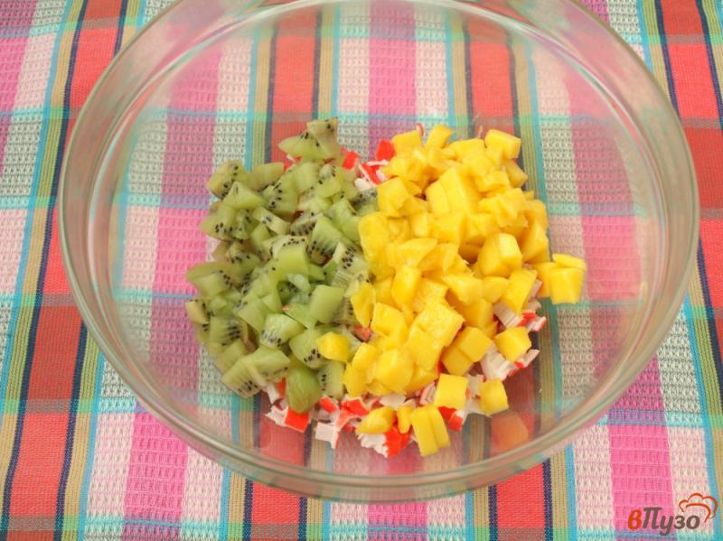 Фото приготовление рецепта: Салат с крабовыми палочками, манго и киви шаг №2