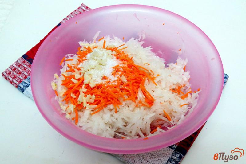 Фото приготовление рецепта: Салат из редьки и моркови шаг №5