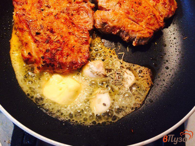 Фото приготовление рецепта: Эскалоп из свинины со вкусом чеснока и розмарина шаг №3