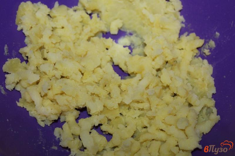 Фото приготовление рецепта: Картофельные зразы с фаршем, грибами и морковью шаг №1