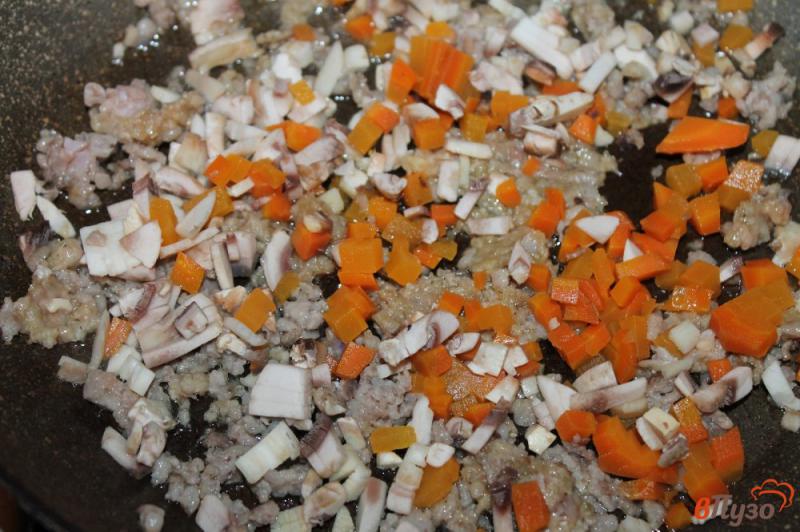 Фото приготовление рецепта: Картофельные зразы с фаршем, грибами и морковью шаг №6