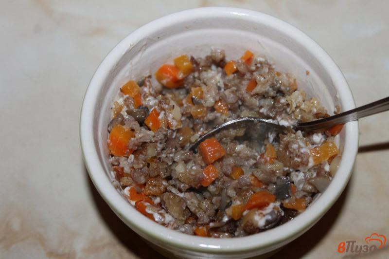 Фото приготовление рецепта: Картофельные зразы с фаршем, грибами и морковью шаг №7