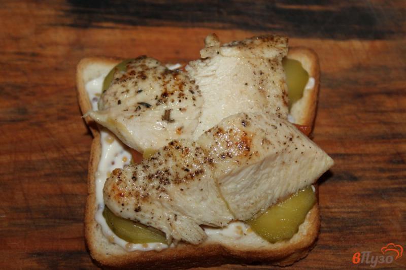 Фото приготовление рецепта: Клаб - сендвич с куриной грудкой и огурцами шаг №6