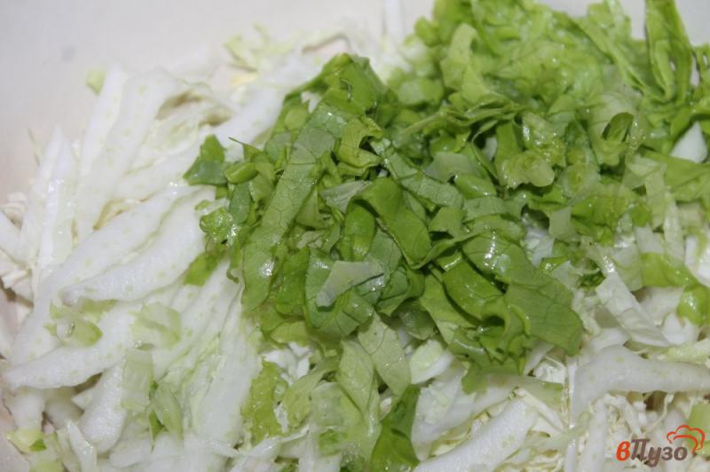 Фото приготовление рецепта: Салат из пекинской капусты с зеленью, огурцами и сырокопченой колбасой шаг №1