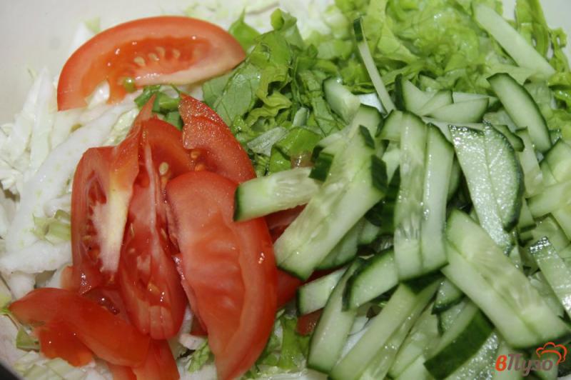 Фото приготовление рецепта: Салат из пекинской капусты с зеленью, огурцами и сырокопченой колбасой шаг №2
