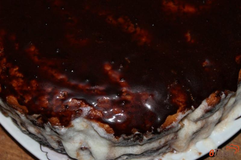Фото приготовление рецепта: Домашний торт без яиц с орехами и шоколадной глазурью шаг №10