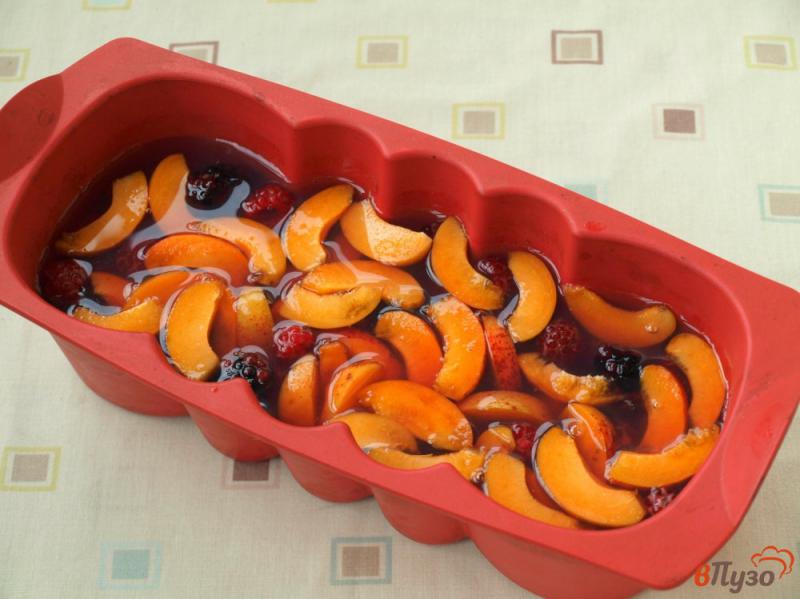 Фото приготовление рецепта: Желе с фруктами ассорти шаг №5