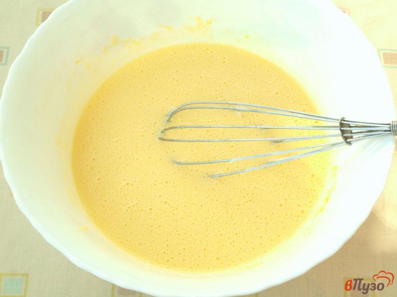 Фото приготовление рецепта: Пирог на сметане с ежевикой шаг №2