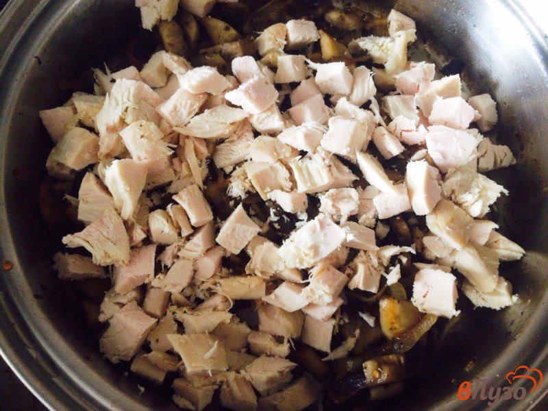 Фото приготовление рецепта: Киш из шампиньонов и куриного филе шаг №4