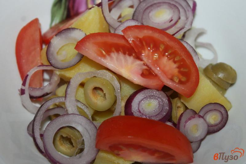 Фото приготовление рецепта: Картофельный салат с оливками и помидорами шаг №5