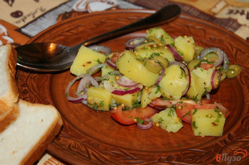 Фото приготовление рецепта: Картофельный салат с оливками и помидорами шаг №8