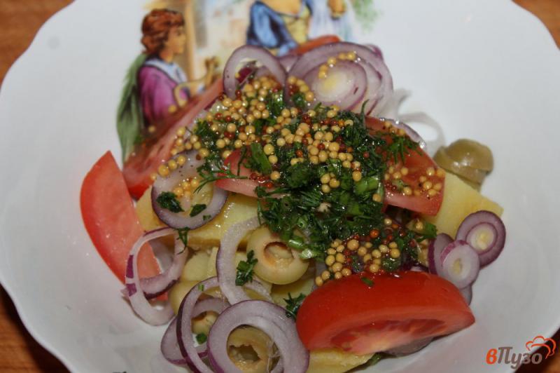 Фото приготовление рецепта: Картофельный салат с оливками и помидорами шаг №7
