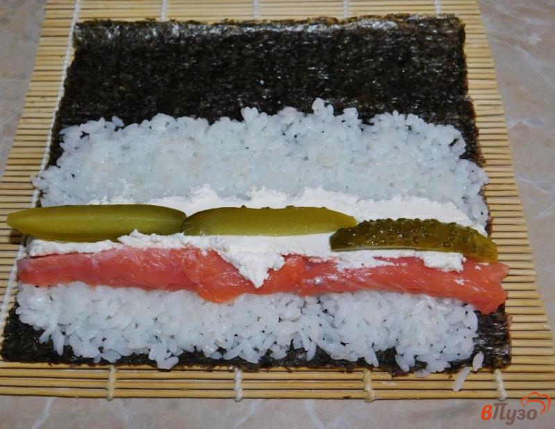 Фото приготовление рецепта: Суши с лососем шаг №4