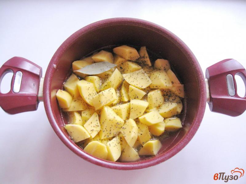 Фото приготовление рецепта: Картофель тушеный с вешенками шаг №3