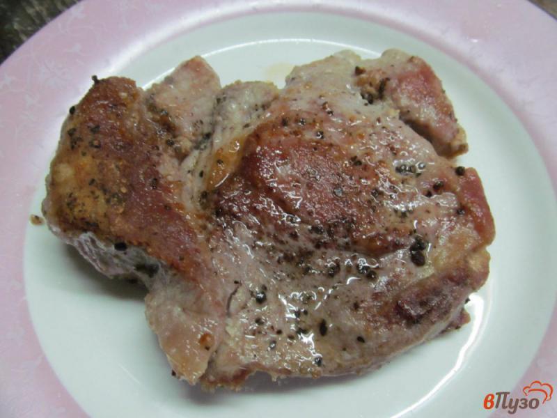 Фото приготовление рецепта: Свиной стейк с жареным хлебом шаг №4