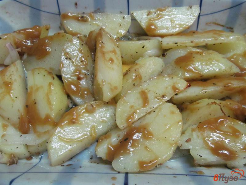 Фото приготовление рецепта: Запеченный картофель под устричным соусом шаг №4