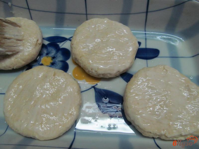 Фото приготовление рецепта: Сдобные булочки с кунжутом шаг №5