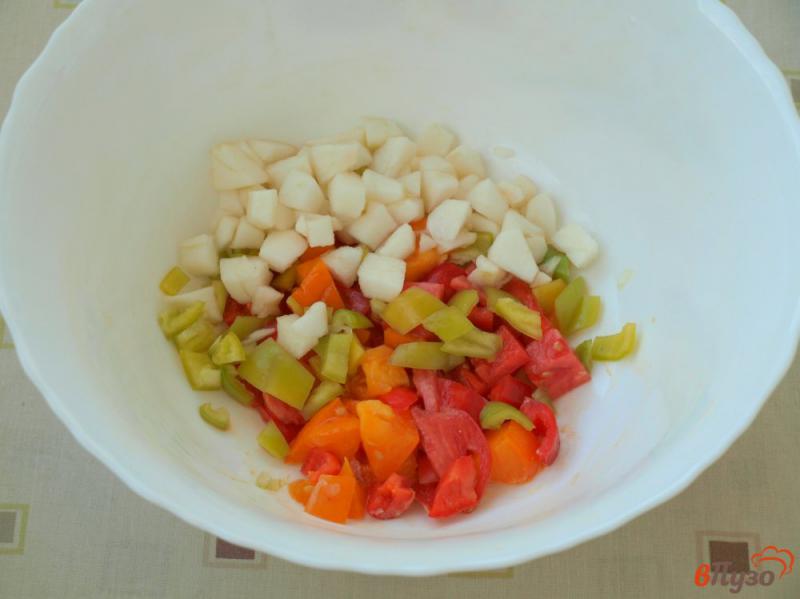 Фото приготовление рецепта: Салат с яблоками, сладким перцем и помидорами шаг №2