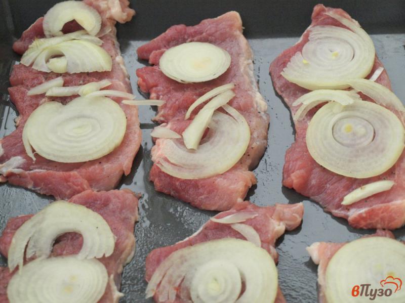 Фото приготовление рецепта: Отбивные из свинины запечённые с аджикой и помидорами шаг №3