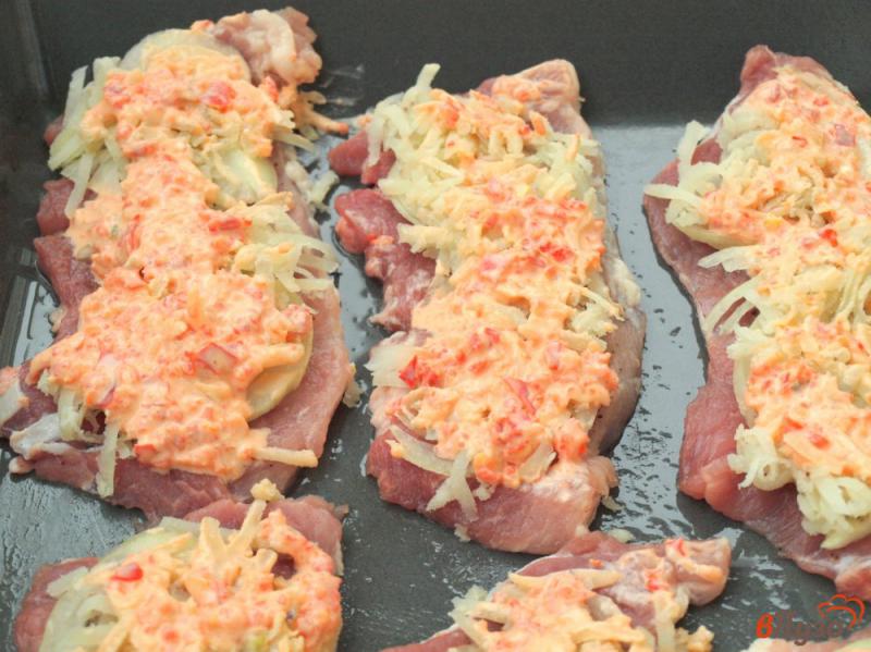 Фото приготовление рецепта: Отбивные из свинины запечённые с аджикой и помидорами шаг №4