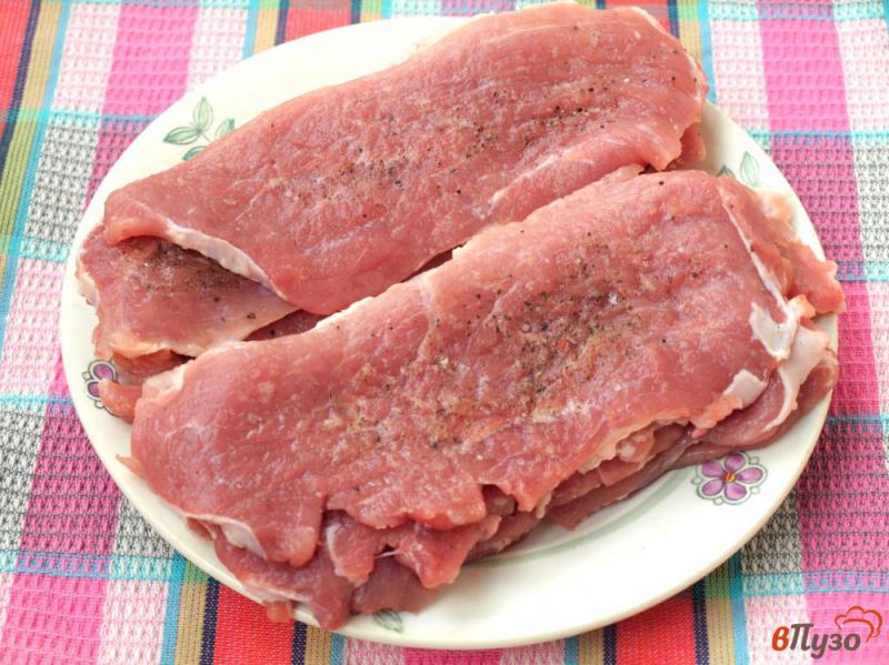 Фото приготовление рецепта: Отбивные из свинины запечённые с аджикой и помидорами шаг №2