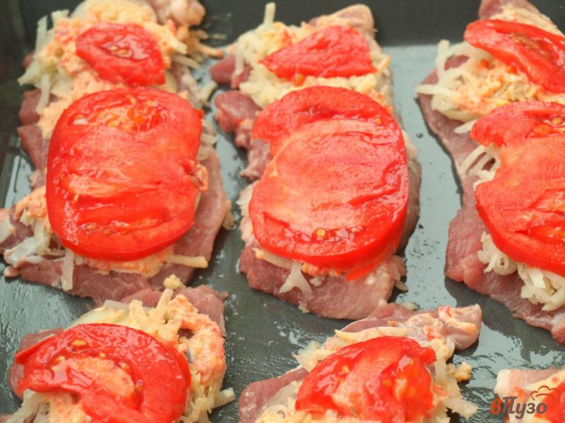 Фото приготовление рецепта: Отбивные из свинины запечённые с аджикой и помидорами шаг №5