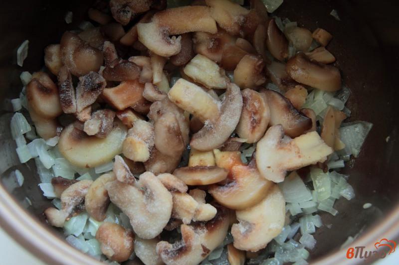 Фото приготовление рецепта: Макароны в сметанно-грибном соусе в мультиварке шаг №2