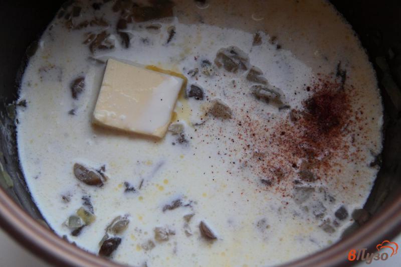 Фото приготовление рецепта: Макароны в сметанно-грибном соусе в мультиварке шаг №4